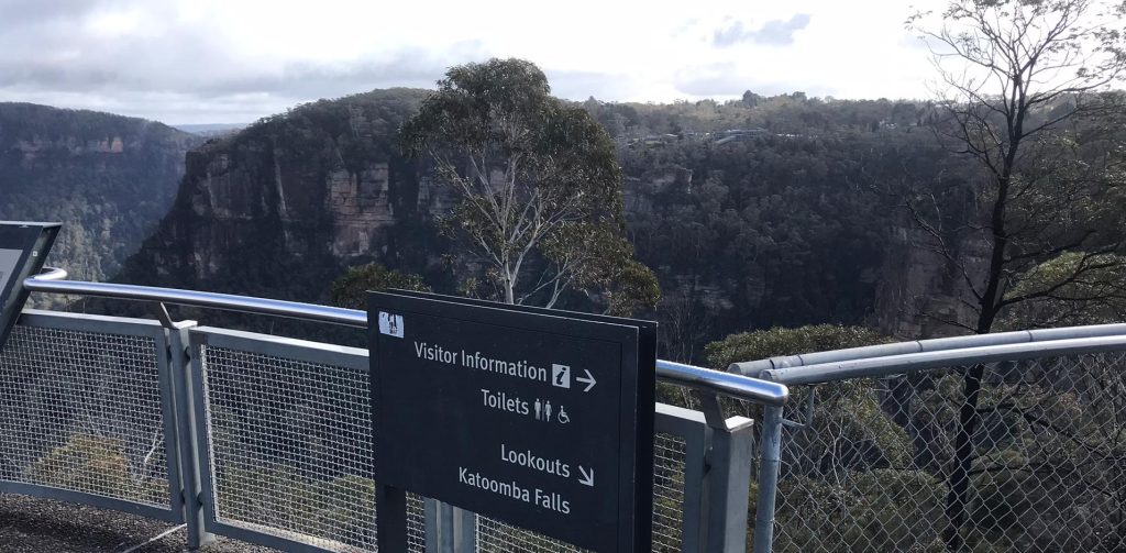 02 Echo Point track start to Katoomba Falls